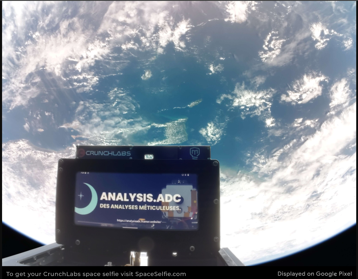 Space Selfie CrunchLabs montrant Analysis ADC affiché devant la Terre vue depuis l'espace